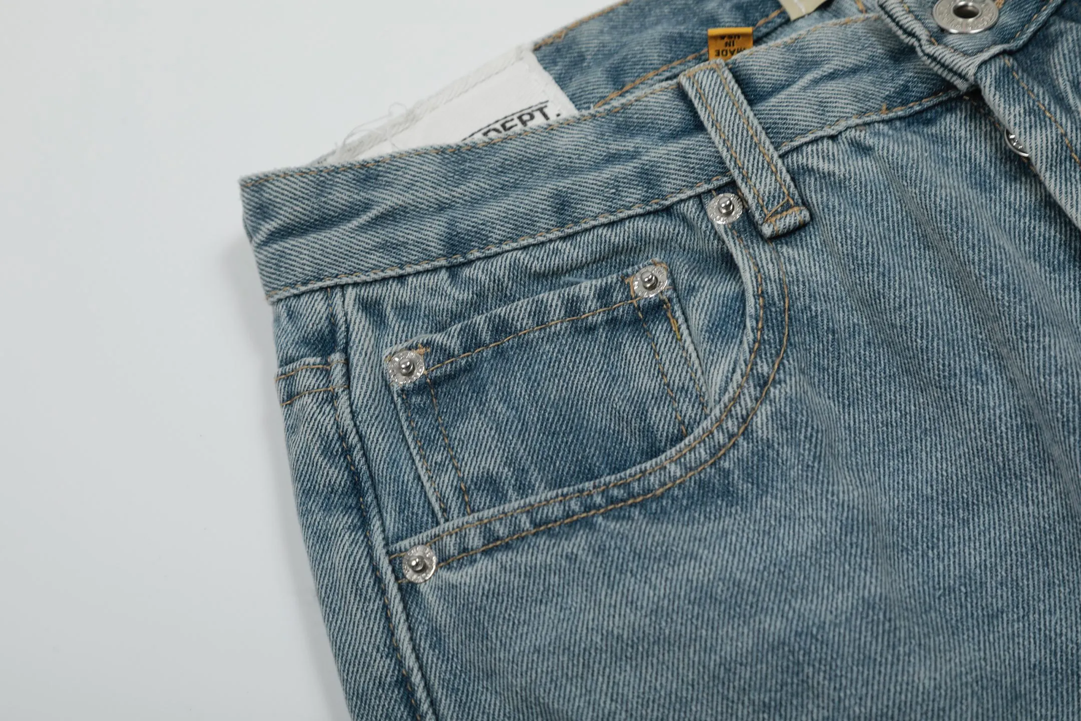 #8146 P290💰 Independent GALLERY DEPT. Vintage multi-leather spliced cross loose washed flared jeans - truly restore the ultimate texture of Vintage - original hardware accessories washed and other elevators, QR code analysis are all purchased from the original factory, high degree of restoration, you are welcome to compare with a certain product~ - Three-dimensional version Loose and comfortable, not picky about the body shape, taller and slimmer, factory Seiko, original factory quality control, same style for men and women, can be matched with couples, versatile recommendation, must-have jeans for all seasons -Size: 28 30 32 34 36